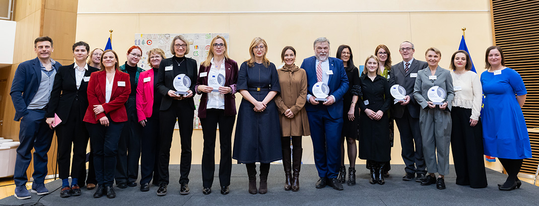 Nagrado so v imenu Instituta sprejeli direktor prof. dr. Leon Cizelj, dr. Romana Jordan in Sara Ugrin